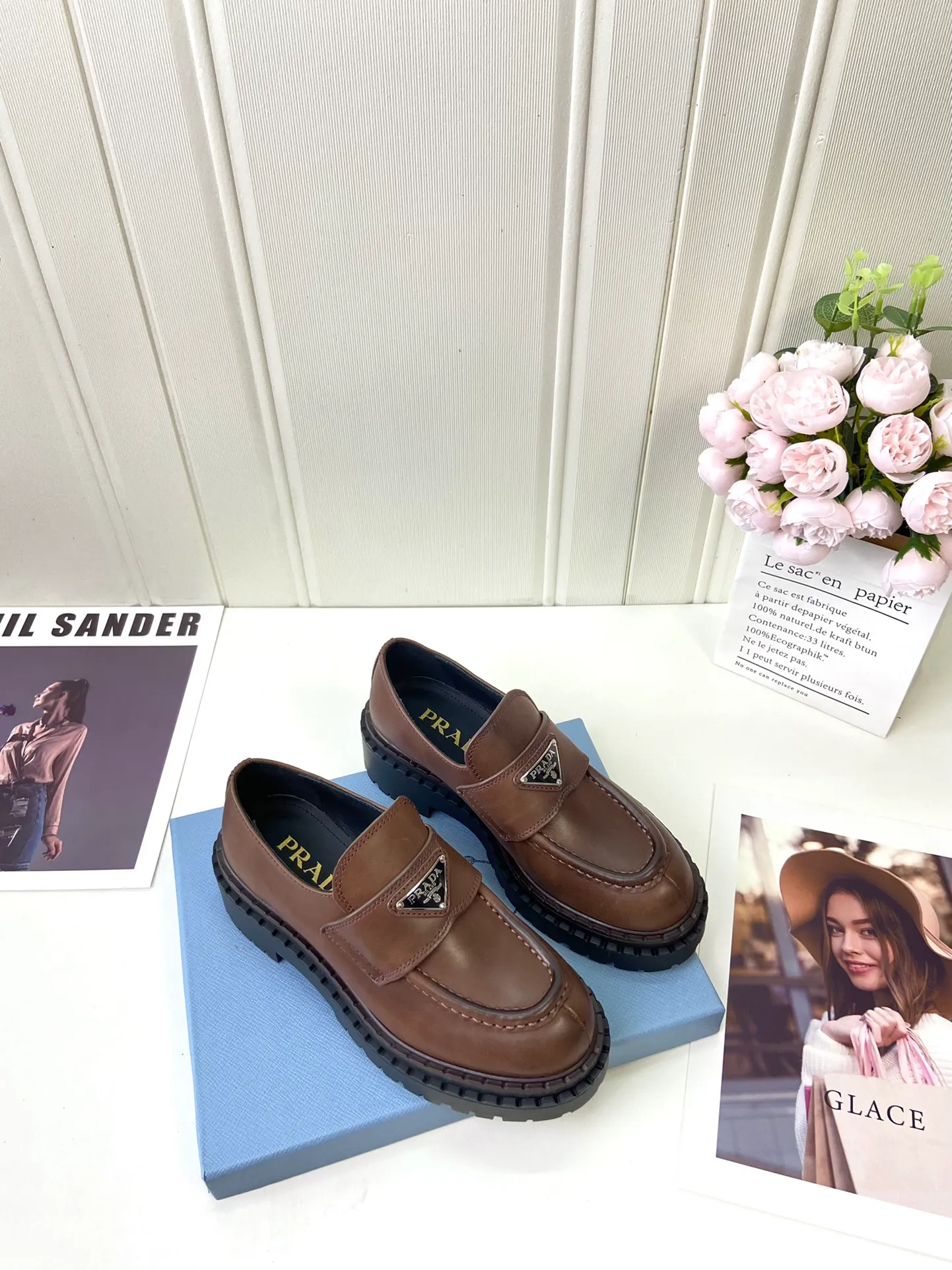 👟👟Ex-factory price 520👟👟 🔥🔥✨Prada* 2024WA new autumn and winter thick-soled loafers👟 These leather loafers use thick soles, craftsmanship details and contemporary elements add vitality, interpreting classics in a new fashion language. Enamel-coated triangular metal logo with a height of 55 mm makes its debut 🌟 Recommended by major bloggers on Xiaohongshu, developed 1-1 to highlight classic charm. Cowhide lining TPU outsole ➕ genuine leather edge bar Code number: 35 to 41 (40-41 customized, non-refundable)